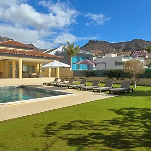 https://5-bedrooms-villa-costa-adeje.tenerifehoteles.net